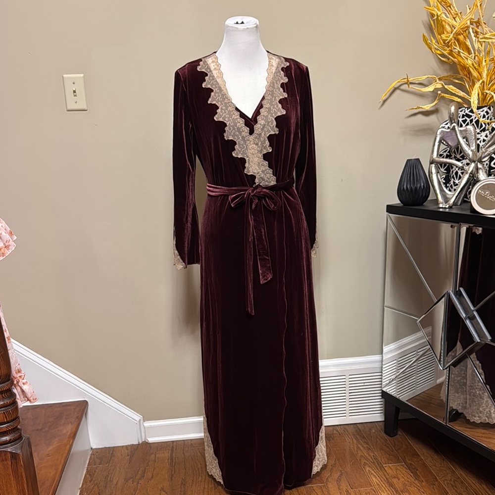 Vintage RARE Burgundy Velour Robe Lace Trim 2 piece Set Size S pre-owned.